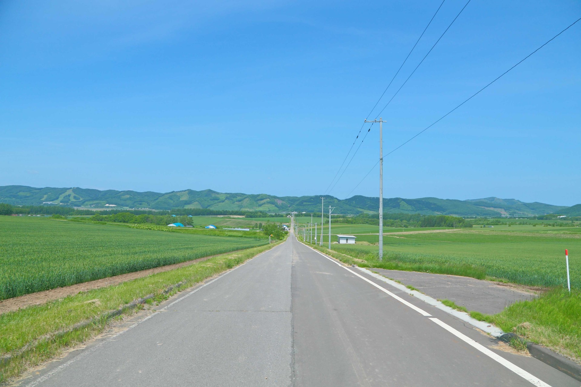 北見近郊　
暇つぶしに修理しては？ 冬遊びに！レストアベースYAMAHAスノーモービル　ＶーＭＡＸ５００　エンジン始動・簡易動作動作確認済 北見は街中も郊外も直線道路: 北見110景